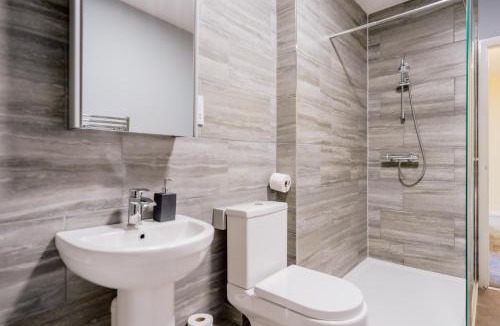 Letchworth Apartment | Spacious 3 Bed in Letchworth by ARP HOMES, Ideal for contractors and Long Term Stays, Sleeps 6