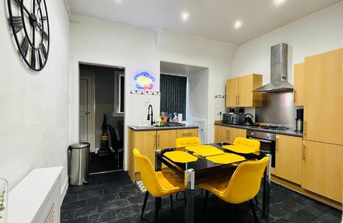 Cowdenbeath Apartment | Spacious 3 Bedroom Entire Apartment Self Check in & Free Parking