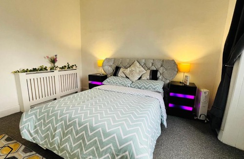 Cowdenbeath Apartment | Spacious 3 Bedroom Entire Apartment Self Check in & Free Parking