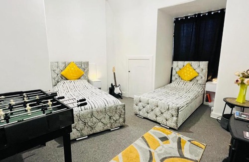 Cowdenbeath Apartment | Spacious 3 Bedroom Entire Apartment Self Check in & Free Parking