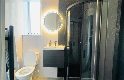 Cowdenbeath Apartment | Spacious 3 Bedroom Entire Apartment Self Check in & Free Parking