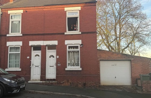 Doncaster House | Spacious 3-Bedroom House in Doncaster with Vintage Charm