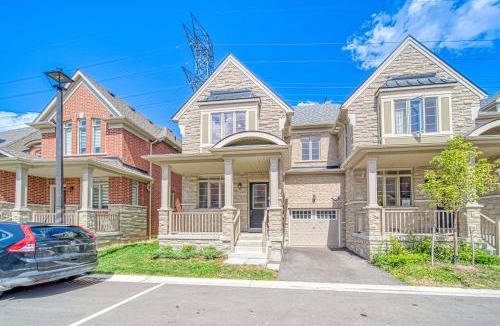 Ajax House | Spacious 3 Bedroom Townhome Near Thermea Spa and Casino Ajax