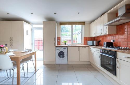 Shadwell House | Spacious 3-Bedroom Whitechapel City House - 3 Mins to Train - Free Parking & Garden