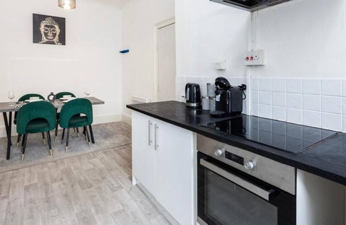 Chelmsford House | Spacious 3BR High Street Home | Group Stay