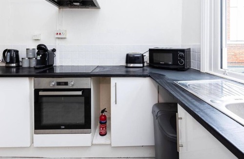 Chelmsford House | Spacious 3BR High Street Home | Group Stay