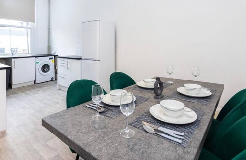 Chelmsford House | Spacious 3BR High Street Home | Group Stay