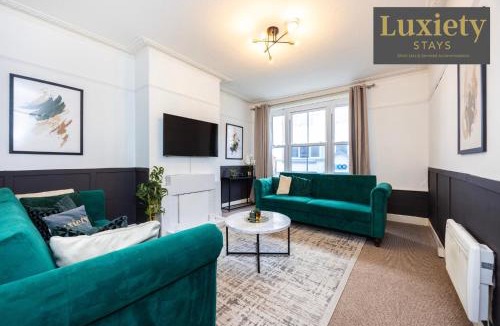 Chelmsford Apartment | Spacious 3BR High Street Home - Group Stay