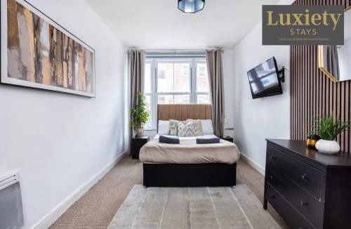 Chelmsford Apartment | Spacious 3BR High Street Home - Group Stay