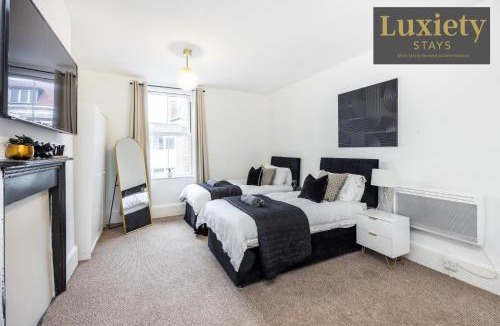 Chelmsford Apartment | Spacious 3BR High Street Home - Group Stay
