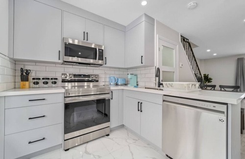 Rosemount House | Spacious 3BR Home in Kitchener