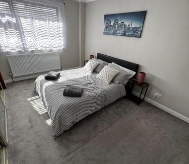 Maidstone House | Spacious 3BR Home in Maidstone Sleeps 8