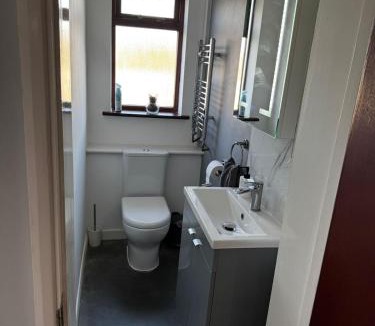 Maidstone House | Spacious 3BR Home in Maidstone Sleeps 8