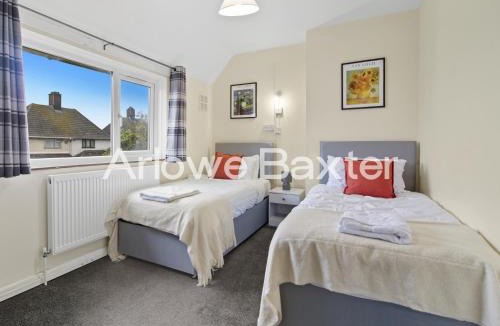 Tilbury House | Spacious 3BR House in Tilbury, Driveway and Garden