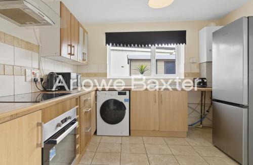 Tilbury House | Spacious 3BR House in Tilbury, Driveway and Garden