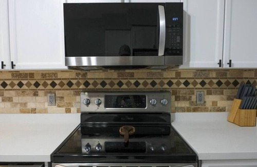 Kitchener House | Spacious 3BR Upper Unit | Private Patio