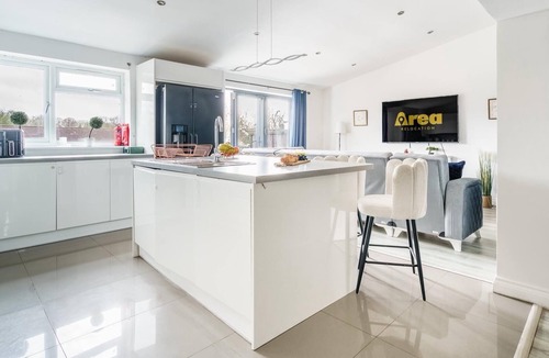 Hemel Hempstead House | SPACIOUS 4 BEDROOM WITH FREE PARKING FOR CONTRACTORS AND BUSINESS TRAVELERS