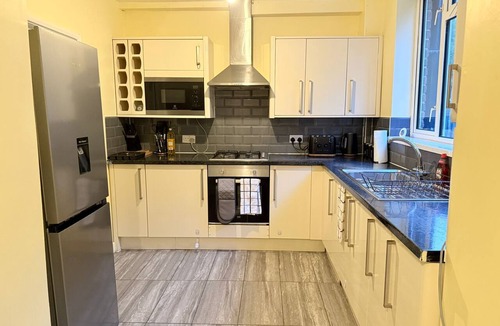 Barnehurst House | Spacious 4-Bed Home | Sleeps 7 | Free Parking | Ideal for Families & Contractors