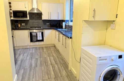 Barnehurst House | Spacious 4-Bed Home | Sleeps 7 | Free Parking | Ideal for Families & Contractors