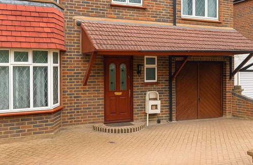 Barnehurst House | Spacious 4-Bed Home | Sleeps 7 | Free Parking | Ideal for Families & Contractors