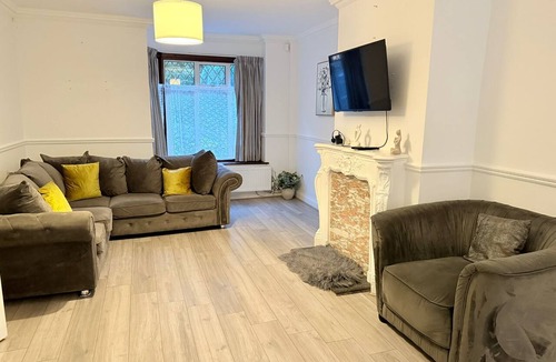 Barnehurst House | Spacious 4-Bed Home | Sleeps 7 | Free Parking | Ideal for Families & Contractors