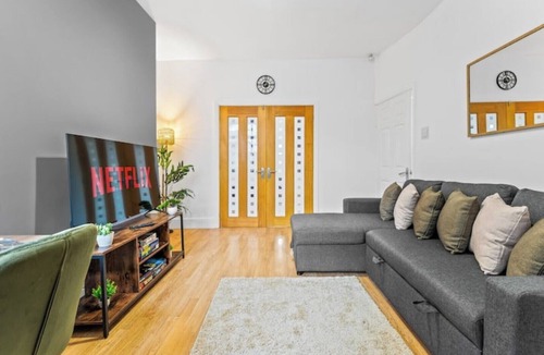 Offerton House | Spacious 4 Bed Home | Free Parking & Fast WiFi | Excellent Transport Links