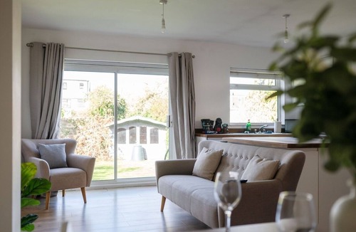 Chelmsford House | Spacious 4 Bed Home | Sleeps 8-10