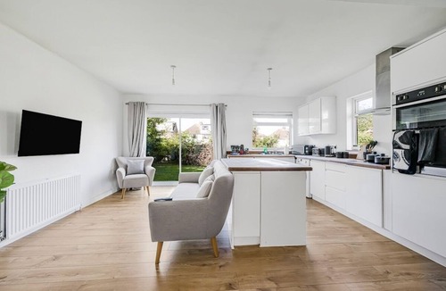 Chelmsford House | Spacious 4 Bed Home | Sleeps 8-10