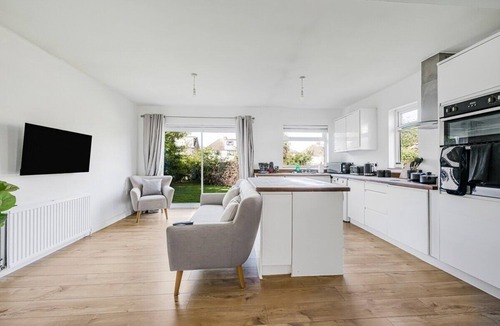 Great Baddow House | Spacious 4 Bed Home | Sleeps 8-10