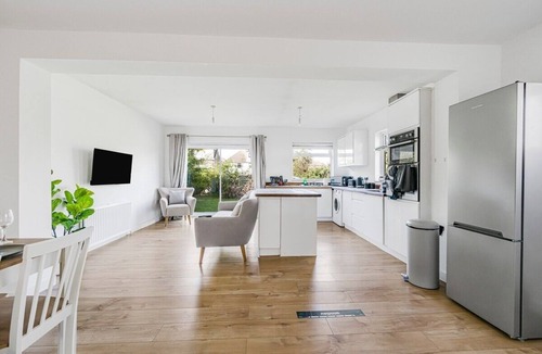 Great Baddow House | Spacious 4 Bed Home | Sleeps 8-10