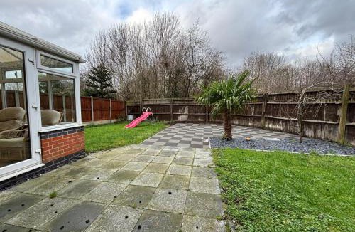 Wolverhampton House | Spacious 4 Bed House with parking in Wolverhampton