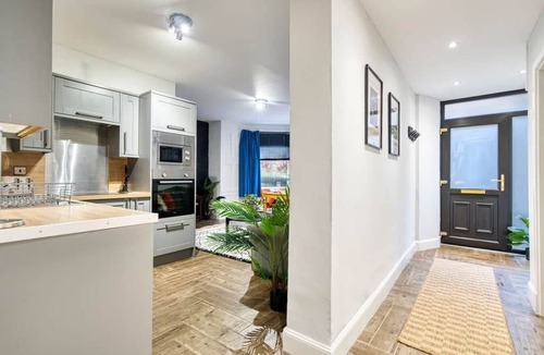 North West Apartment | Spacious 4-Bedroom Apt Near Glasgow’s West End