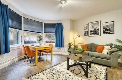 North West Apartment | Spacious 4-Bedroom Apt Near Glasgow’s West End