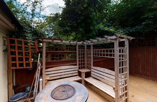 Shadwell House | Spacious 4 bedroom home with garden in Shadwell