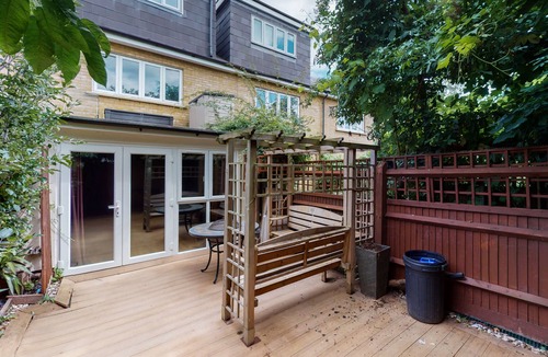 Shadwell House | Spacious 4 bedroom home with garden in Shadwell