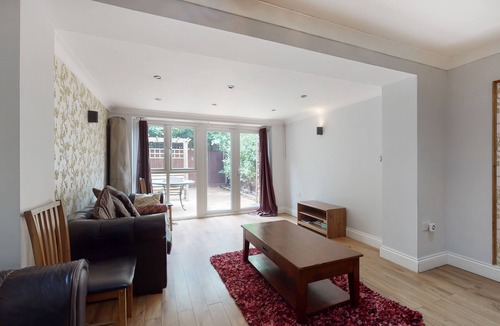 Shadwell House | Spacious 4 bedroom home with garden in Shadwell