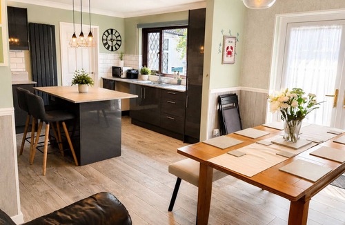 Kidwelly House | Spacious 4BR Family Bungalow Near Pembrey Beach & Carmarthen – Sleeps 8
