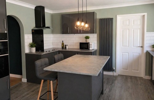 Kidwelly House | Spacious 4BR Family Bungalow Near Pembrey Beach & Carmarthen – Sleeps 8