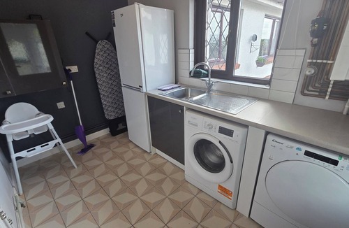 Kidwelly House | Spacious 4BR Family Bungalow Near Pembrey Beach & Carmarthen – Sleeps 8