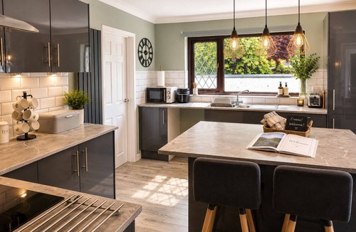 Kidwelly House | Spacious 4BR Family Bungalow Near Pembrey Beach & Carmarthen – Sleeps 8