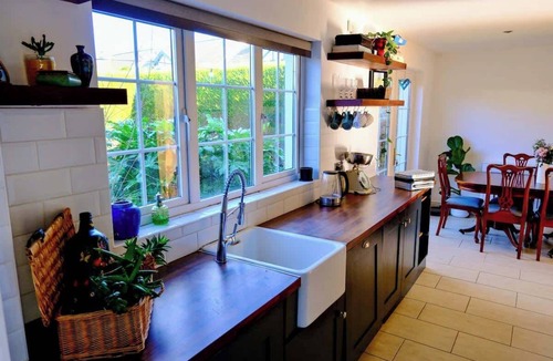 Londonderry House | Spacious 4BR Home near Derry & Foyle Golf Club