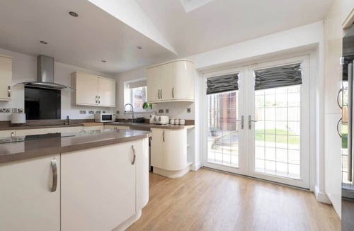Pettits House | Spacious 4BR Home I Sleeps 11 |Near Elizabeth Line