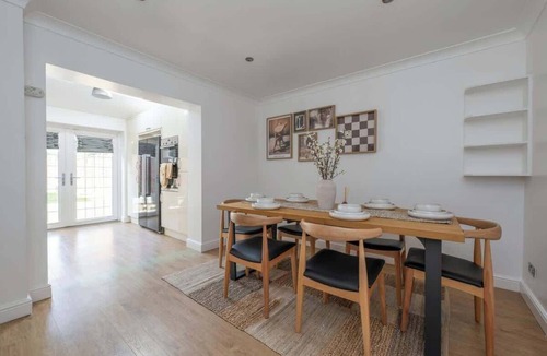 Pettits House | Spacious 4BR Home I Sleeps 11 |Near Elizabeth Line