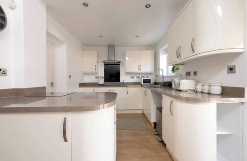 Pettits House | Spacious 4BR Home I Sleeps 11 |Near Elizabeth Line