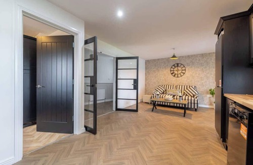 Newbuildings House | Spacious 4BR with River View & Quiet Garden