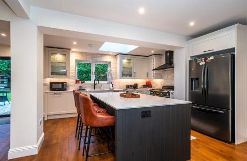 Barnton House | Spacious 5-Bed Home with Garden Parking - Pass the Keys