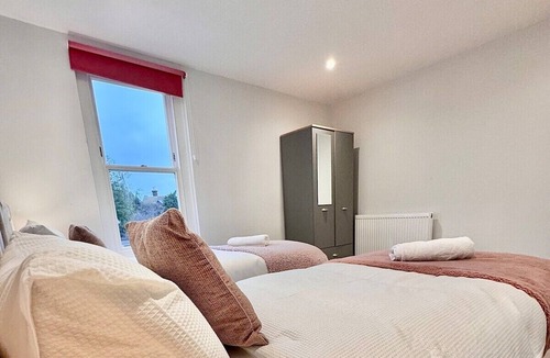 Faversham House | Spacious 5 bed House 3 bathrooms, 9 beds sleeps 12