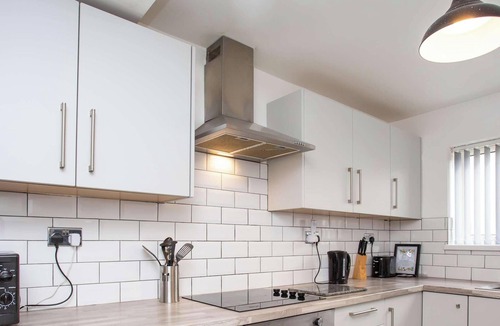 Blyth House | Spacious 5BR Contractors Home - Sleep 11 - Parking