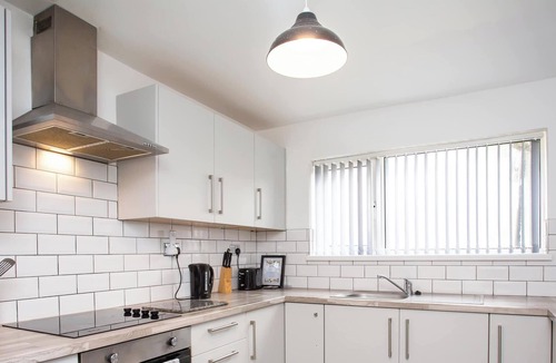 Blyth House | Spacious 5BR Contractors Home - Sleep 11 - Parking