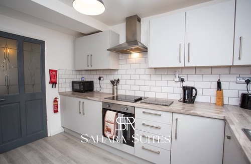 Blyth House | Spacious 5BR Contractors Home - Sleep 11 - Parking